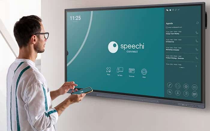 Utilisateur se connectant à un écran interactif connecté